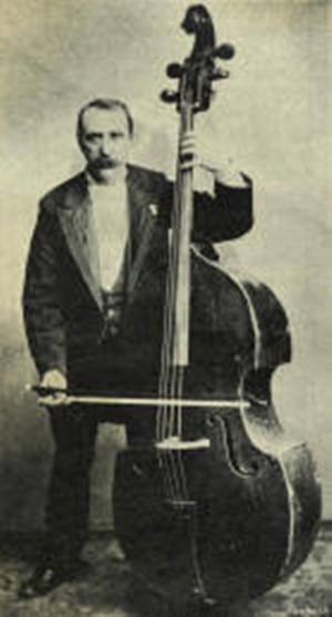 Old phototgraphic image of composer Ludvig Hegner standing up and holding his double bass
