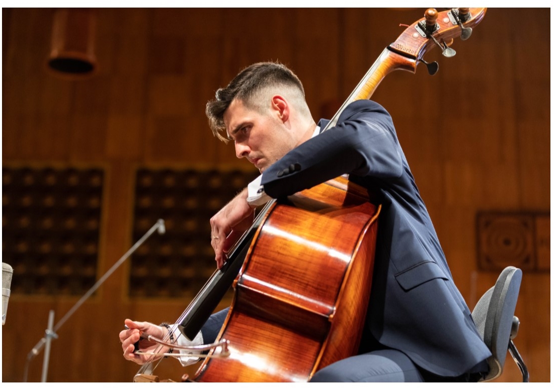 Image of the composer Michal Bylina playing his double bass.